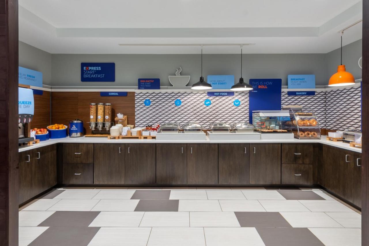 Hotel Express At Williamsburg Square By Ihg