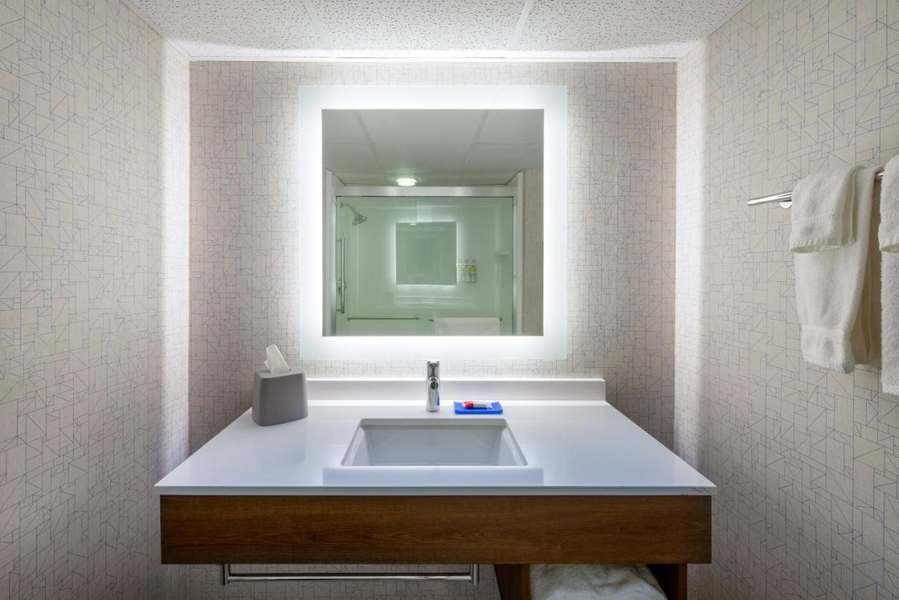 Express At Williamsburg Square By Ihg Hotel 3*