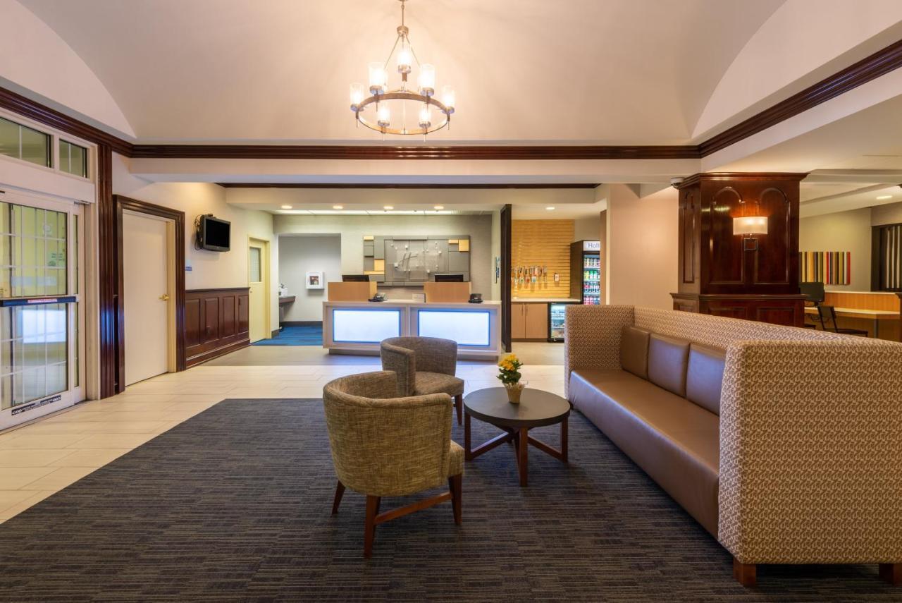 Express At Williamsburg Square By Ihg Hotel