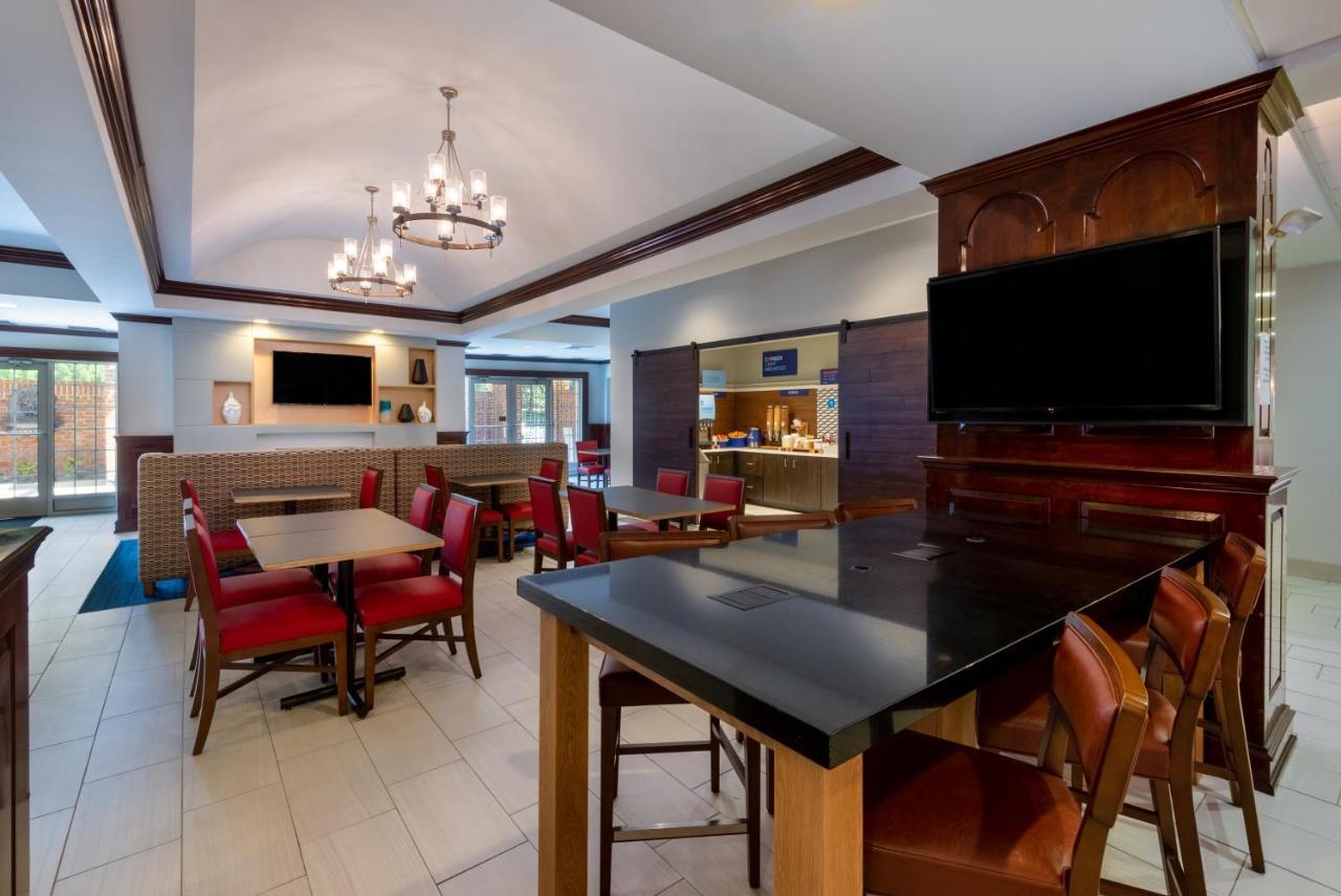 Express At Williamsburg Square By Ihg Hotel