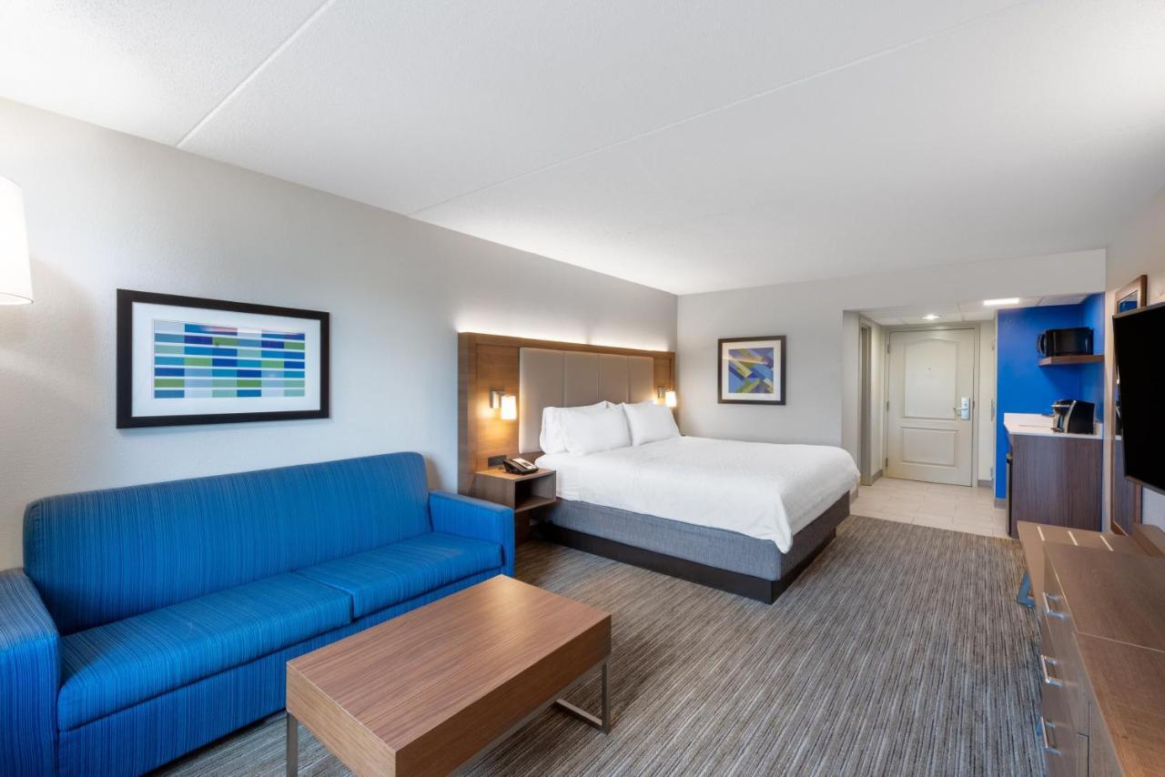 Express At Williamsburg Square By Ihg Hotel 3*