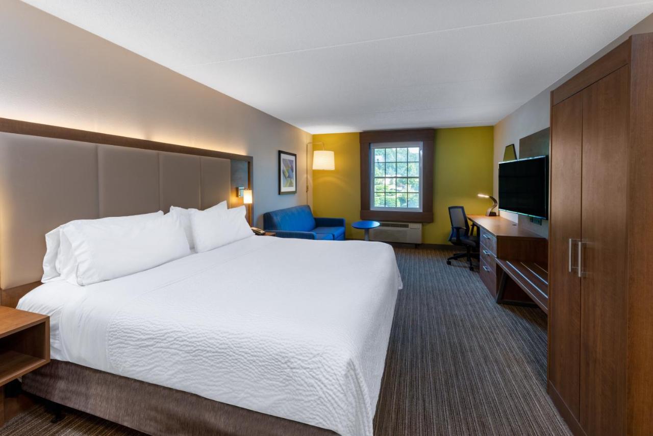 Express At Williamsburg Square By Ihg Hotel 3*