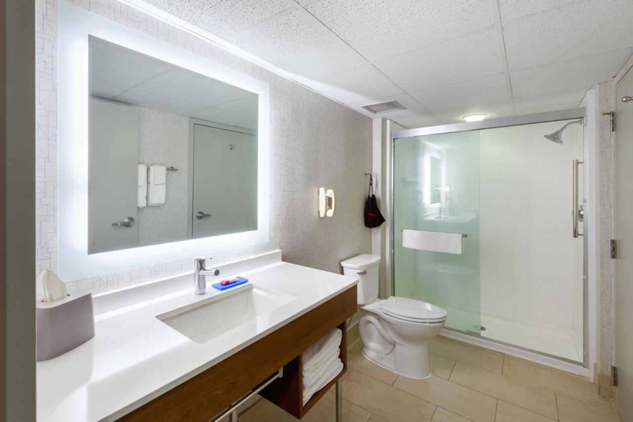 Express At Williamsburg Square By Ihg Hotel 3*
