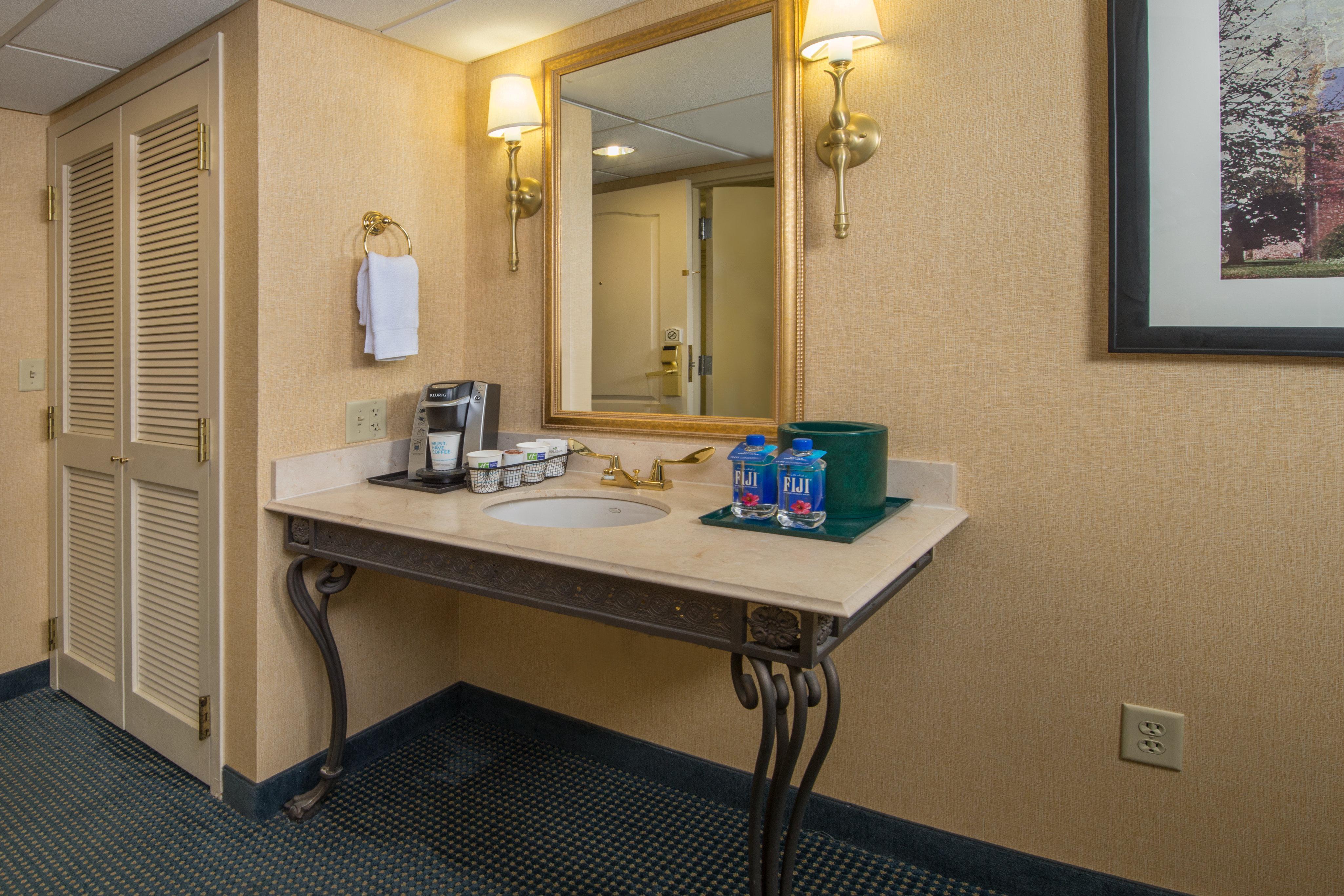 Express At Williamsburg Square By Ihg
