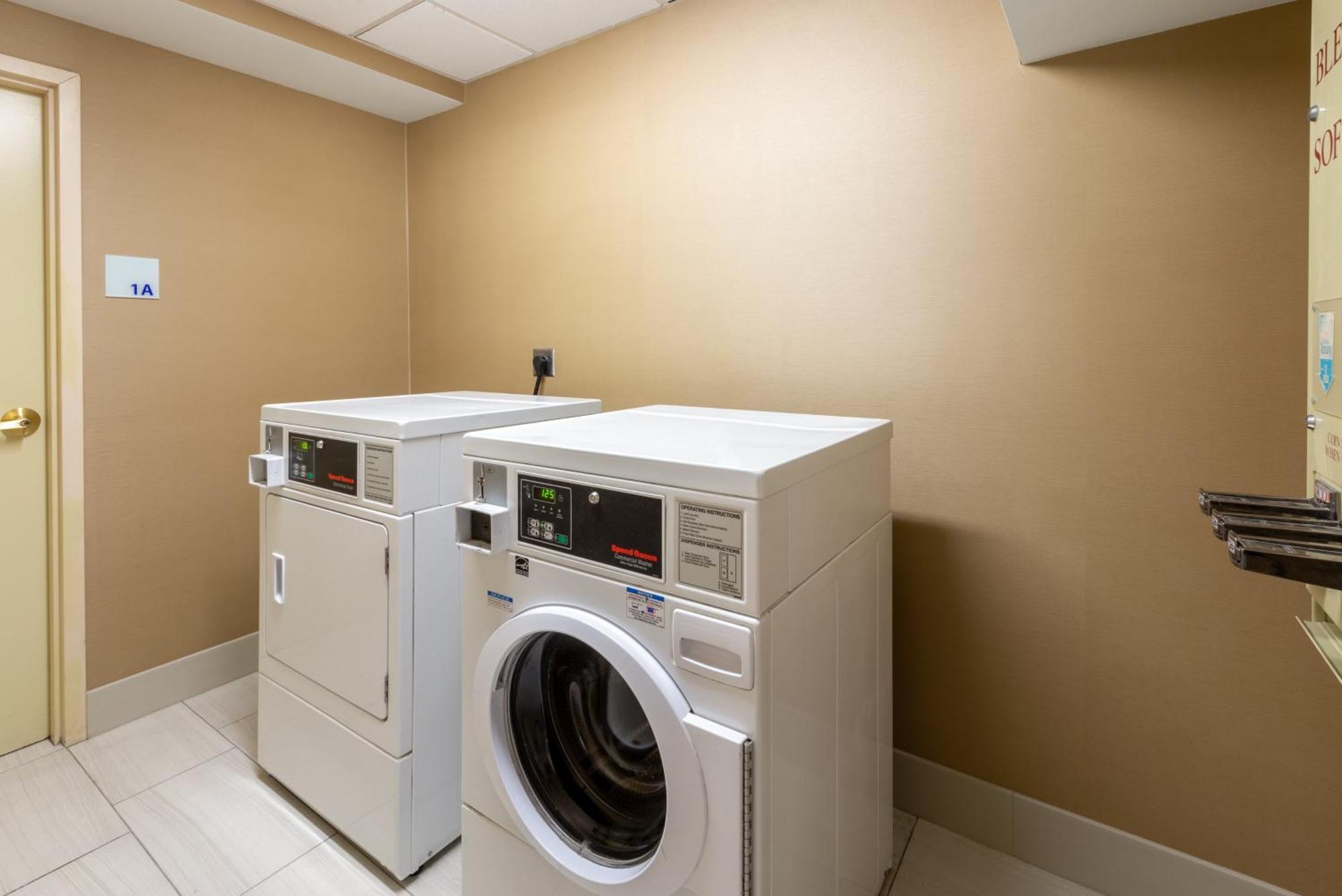 Express At Williamsburg Square By Ihg Hotel 3*