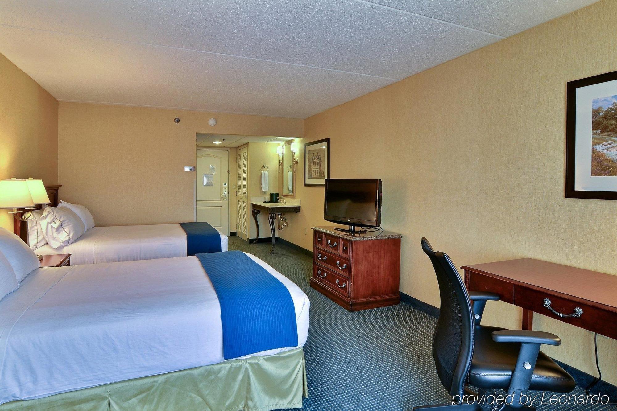 Express At Williamsburg Square By Ihg Hotel