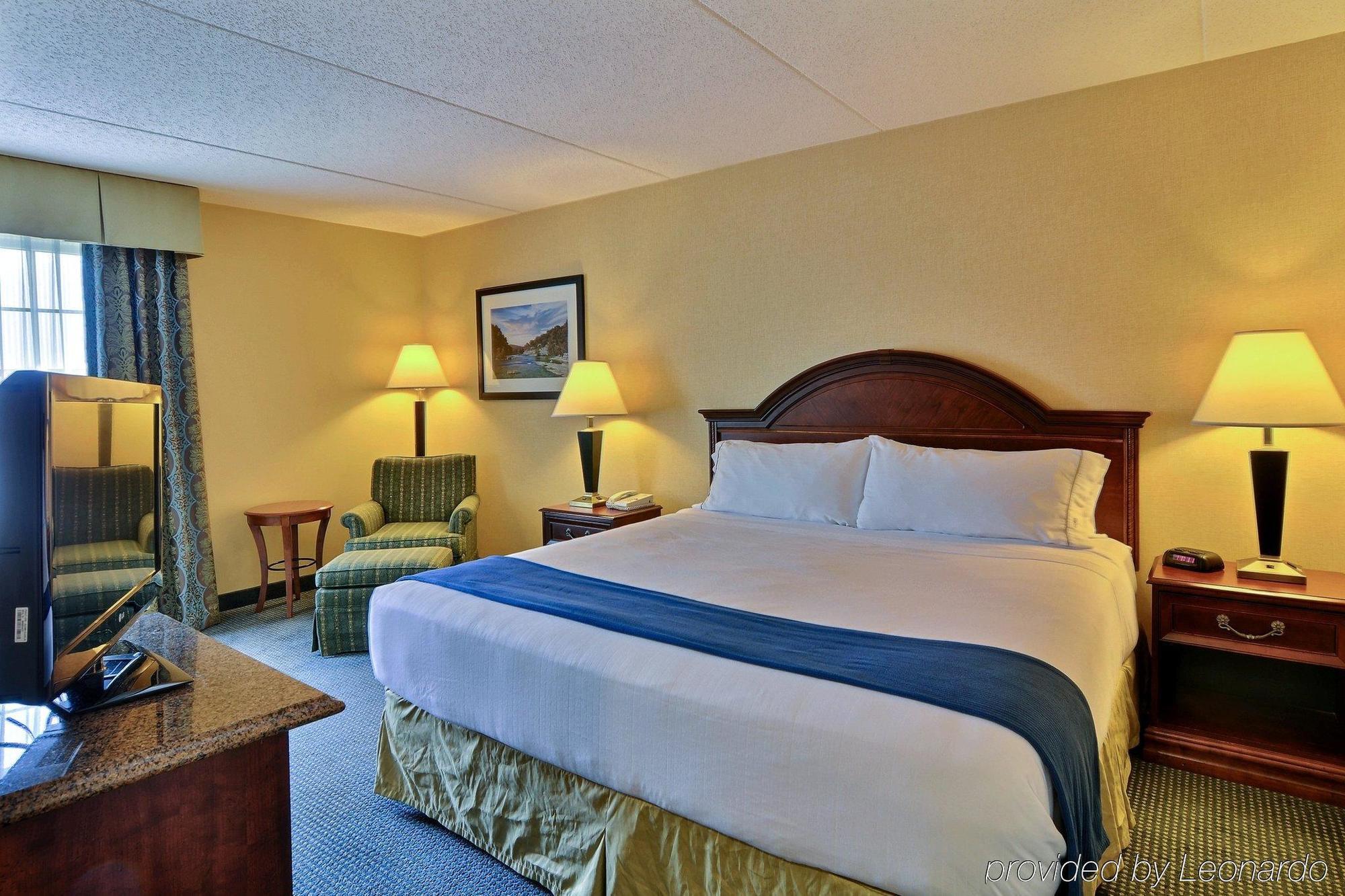 Express At Williamsburg Square By Ihg Hotel State College
