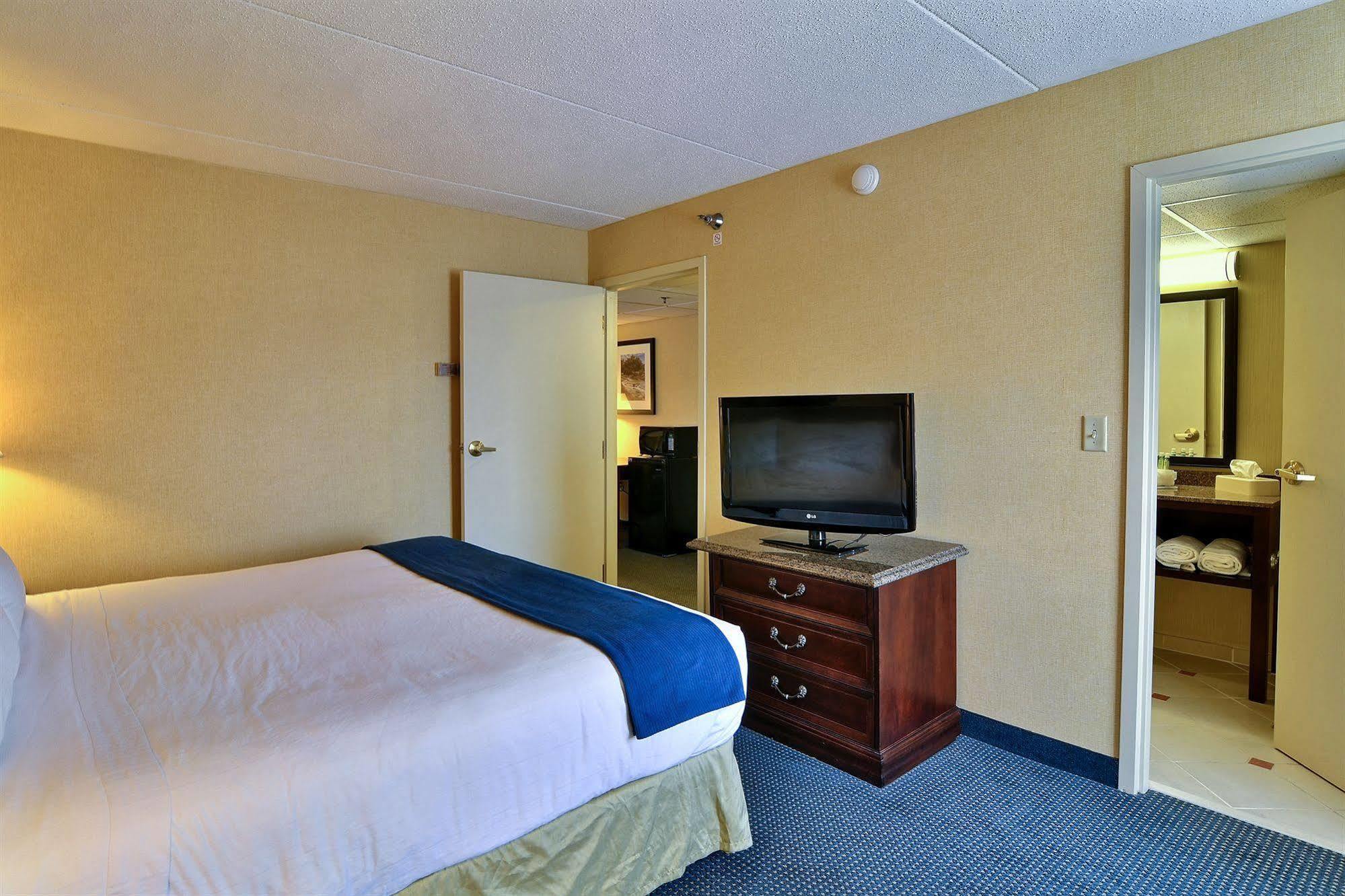 Hotel Express At Williamsburg Square By Ihg State College