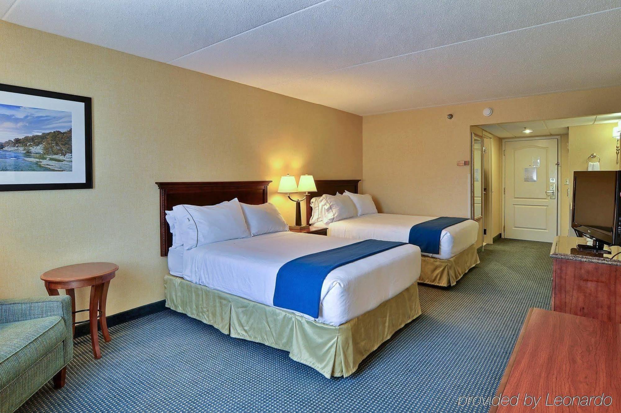 Express At Williamsburg Square By Ihg