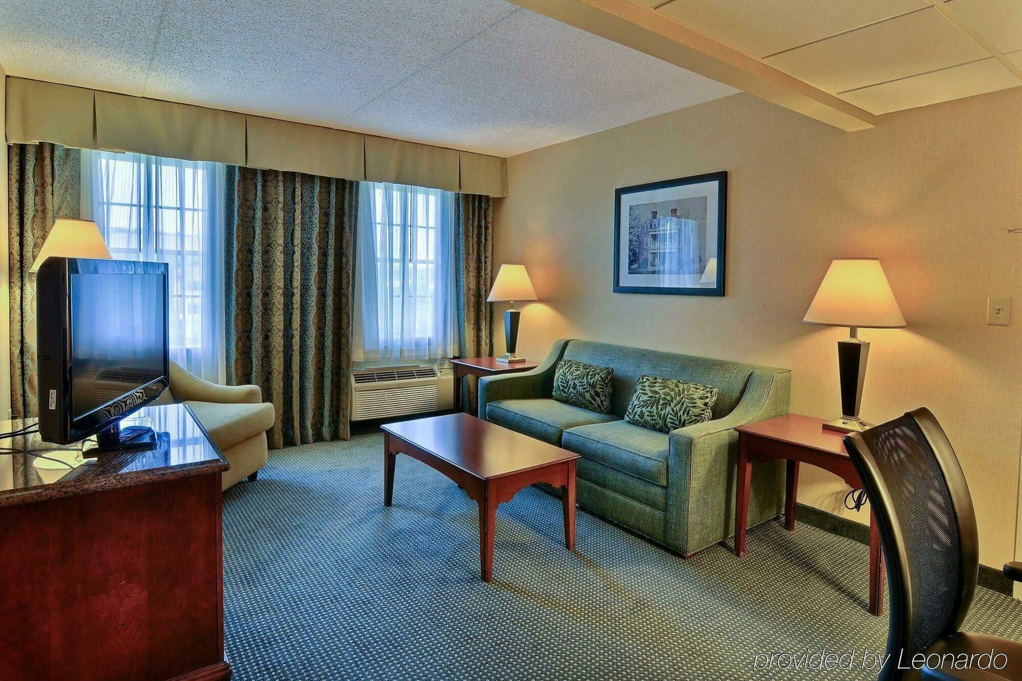 Express At Williamsburg Square By Ihg Hotel State College