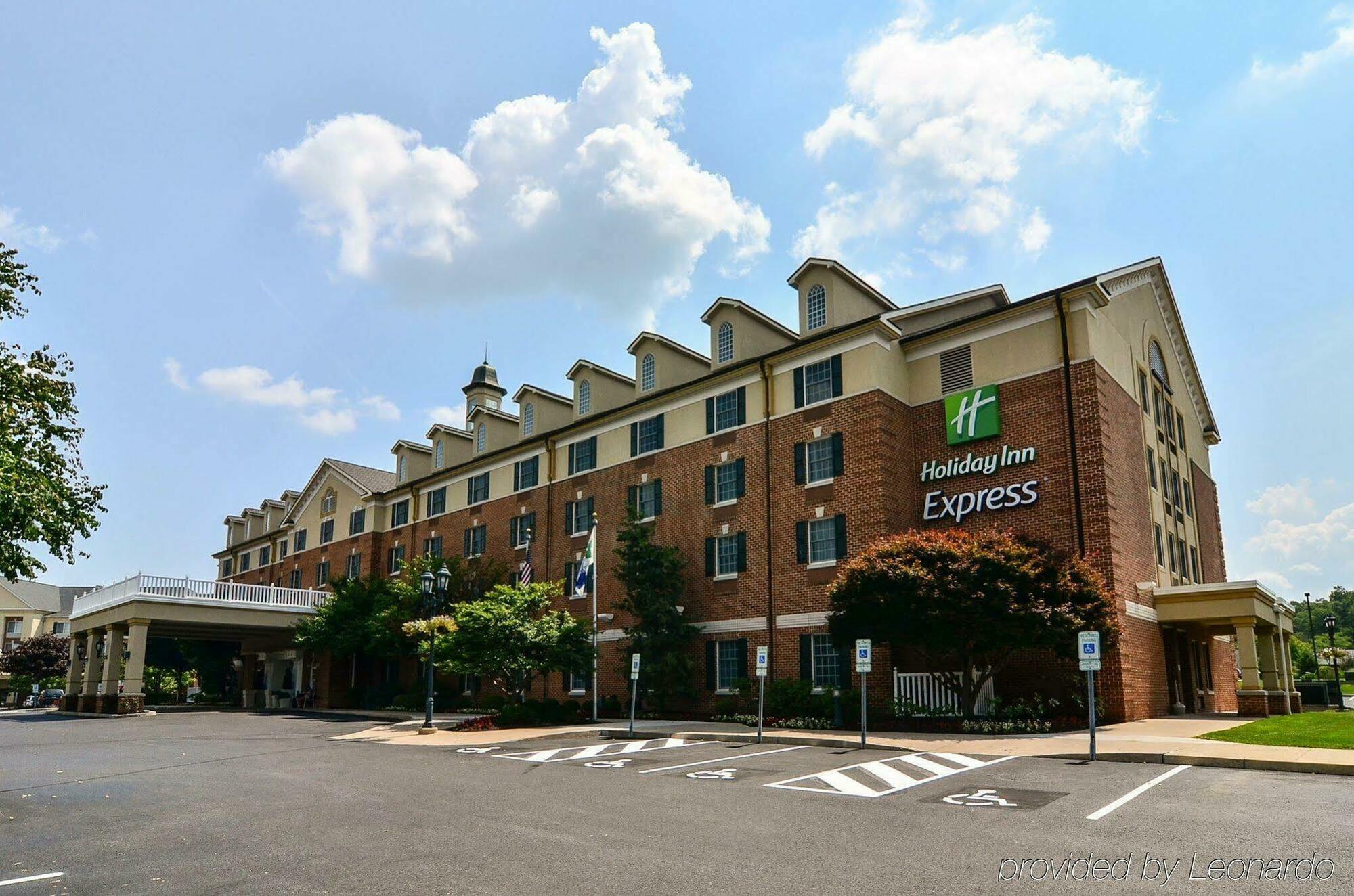 Hotel Express At Williamsburg Square By Ihg 3*