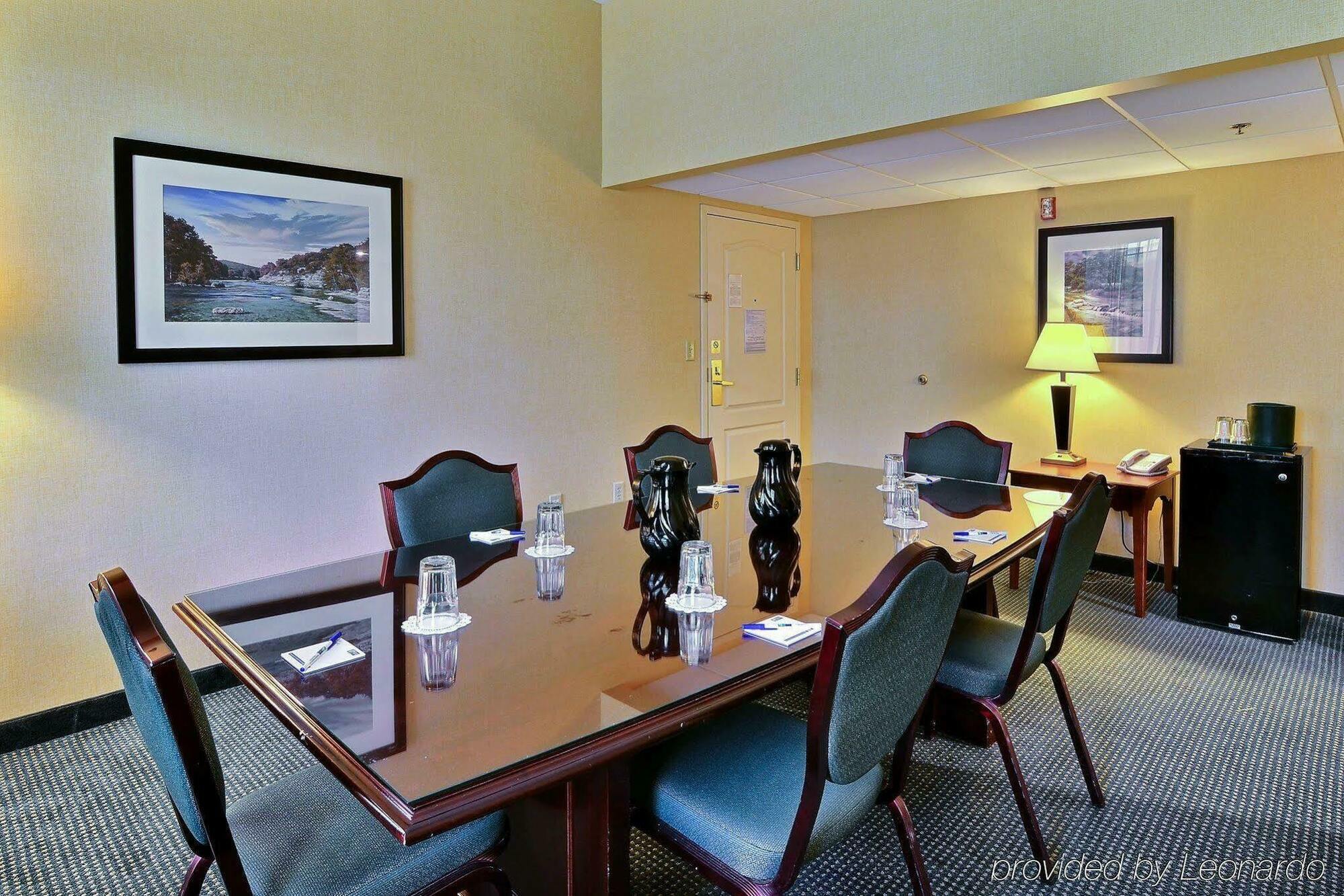 Hotel Express At Williamsburg Square By Ihg 3*