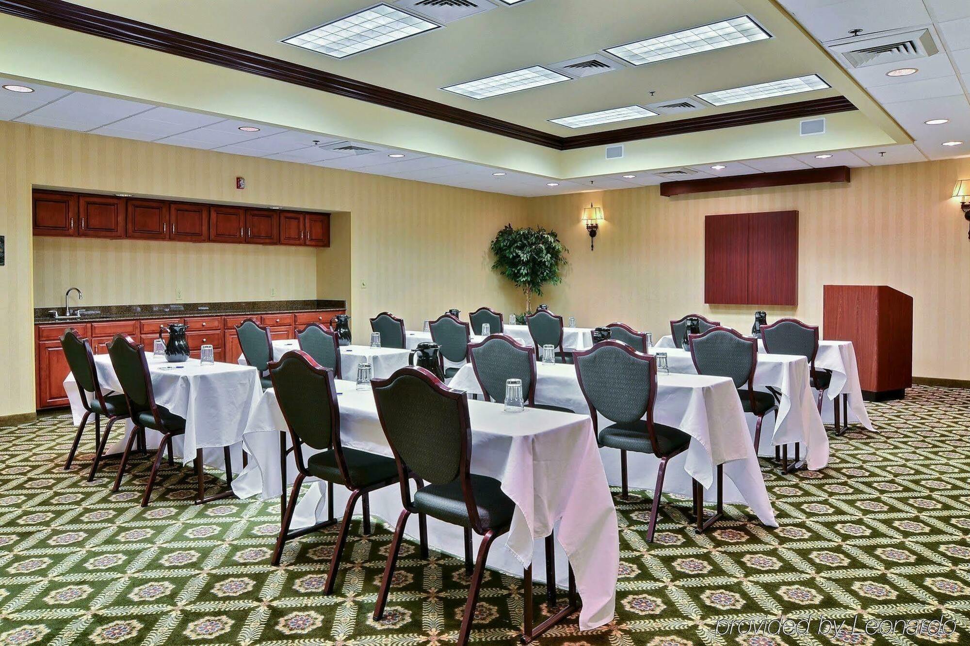 Hotel Express At Williamsburg Square By Ihg State College